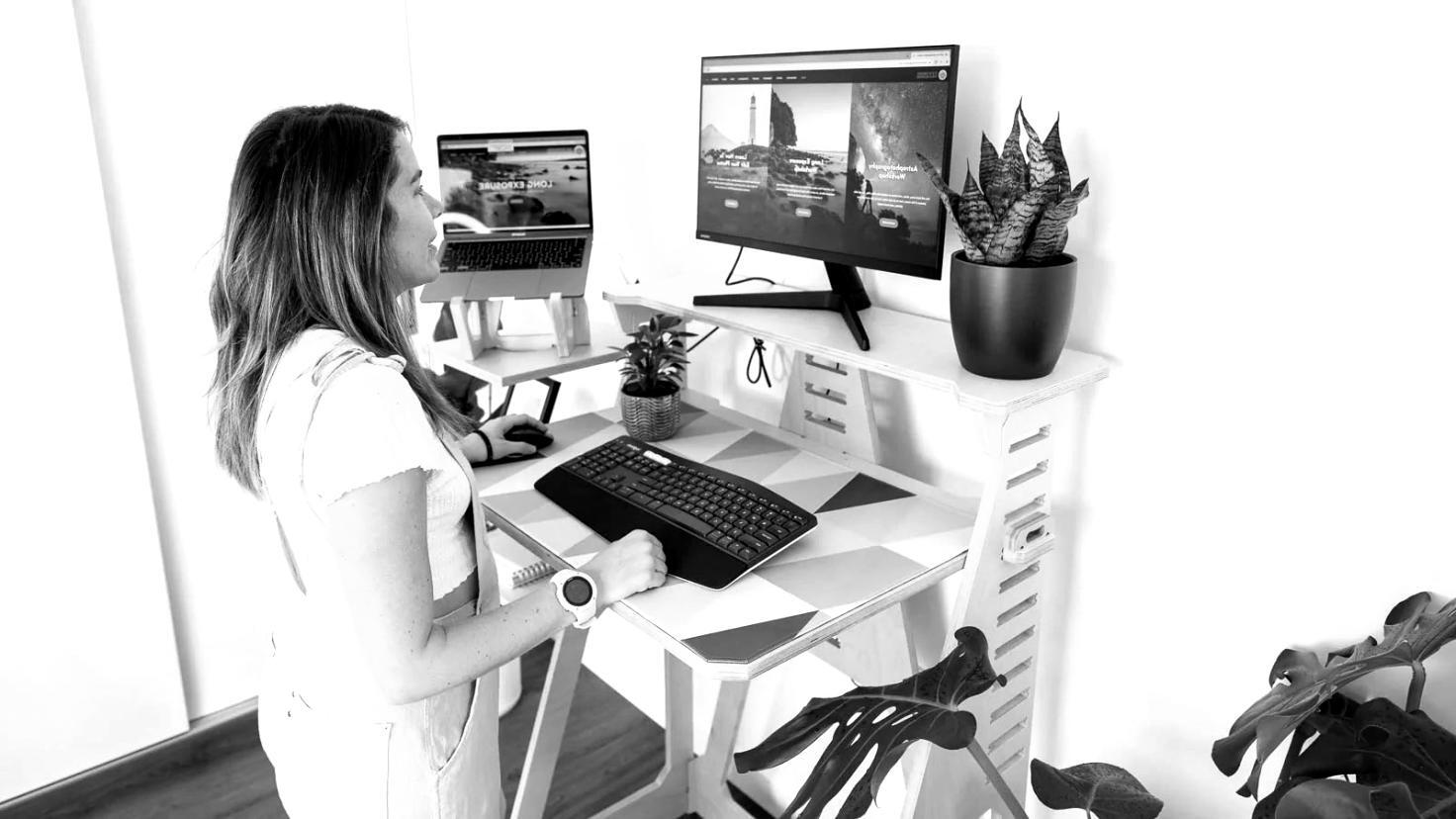 Teilnehmer arbeiten gemeinsam an praktischen Budget-Übungen